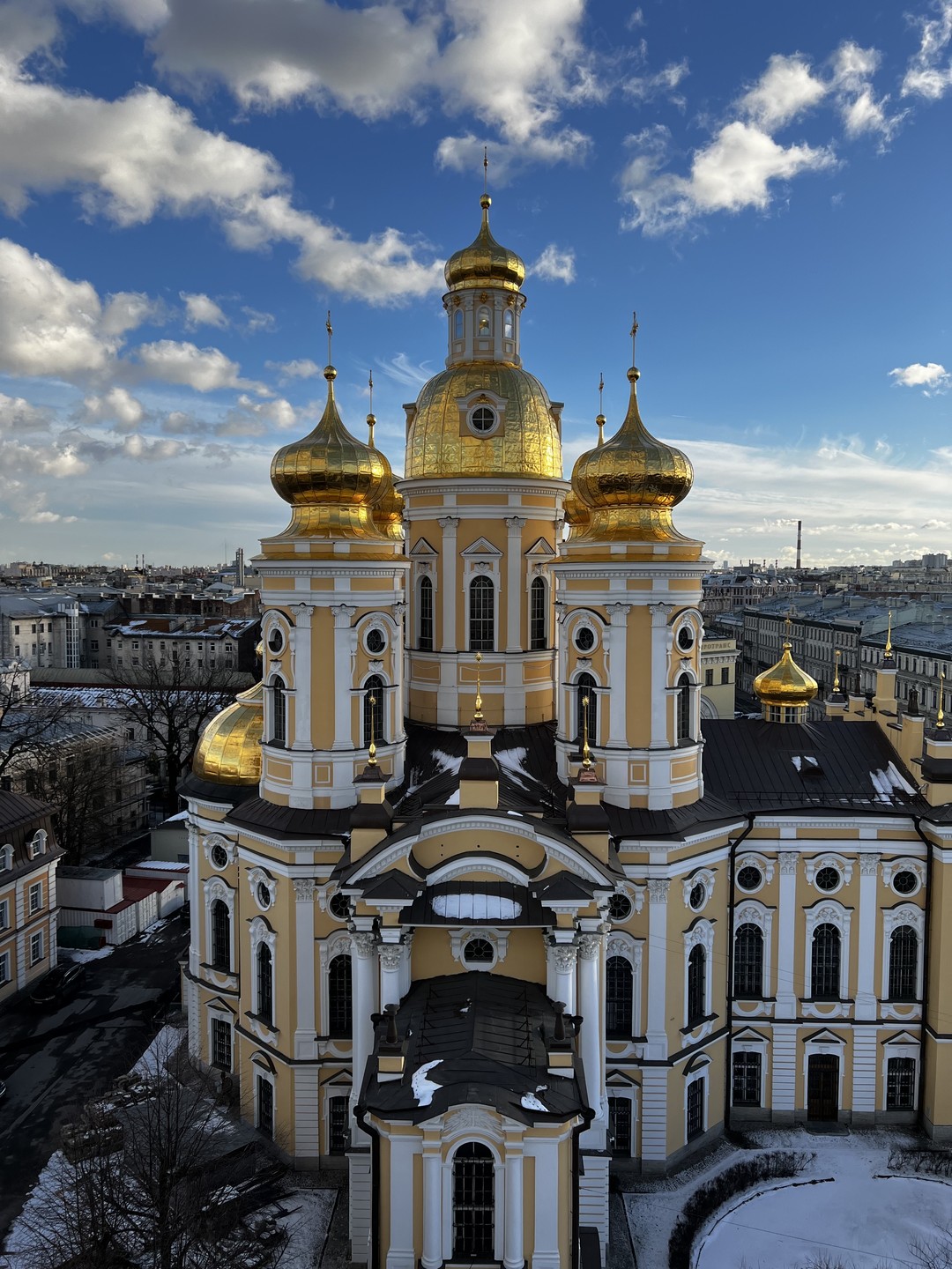Добрый день! Экскурсия "Добро пожаловать в Петербург!" длится 4 часа, на автомобиле экскурсовода. Экскурсовод Ирина, без
