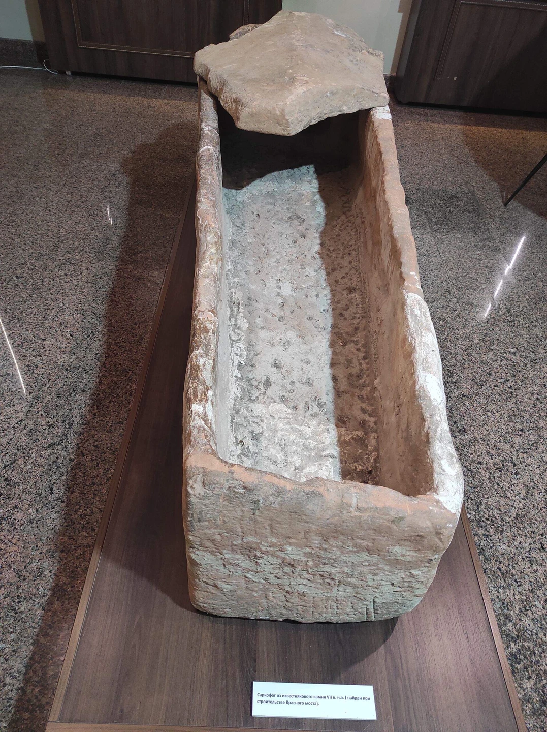 В Сухум ездили 09.12.2023 с гидом-водителем Адгуром. Машина достаточно комфортная. По дороге много рассказал о войне