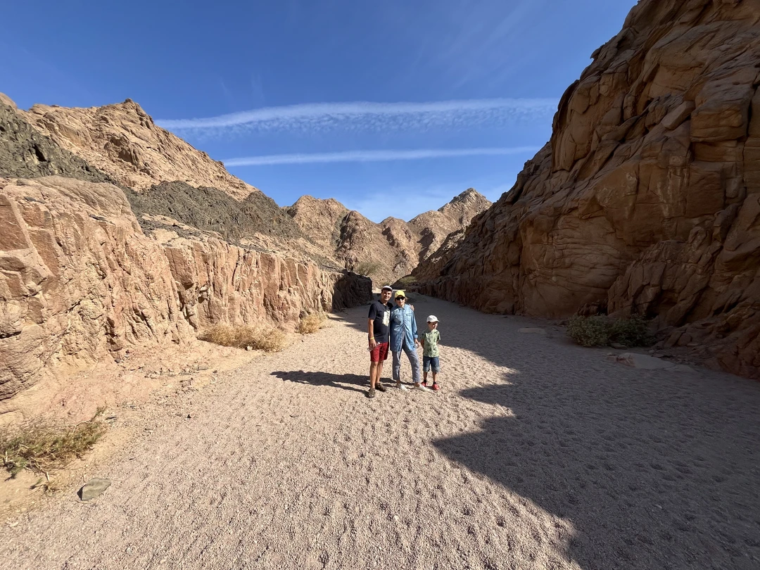 Отличная поездка в пустыню, где представляется возможность испробовать все возможные развлечения - от поездки на верблюде