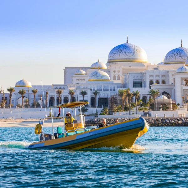 На скоростном катере - по Абу-Даби