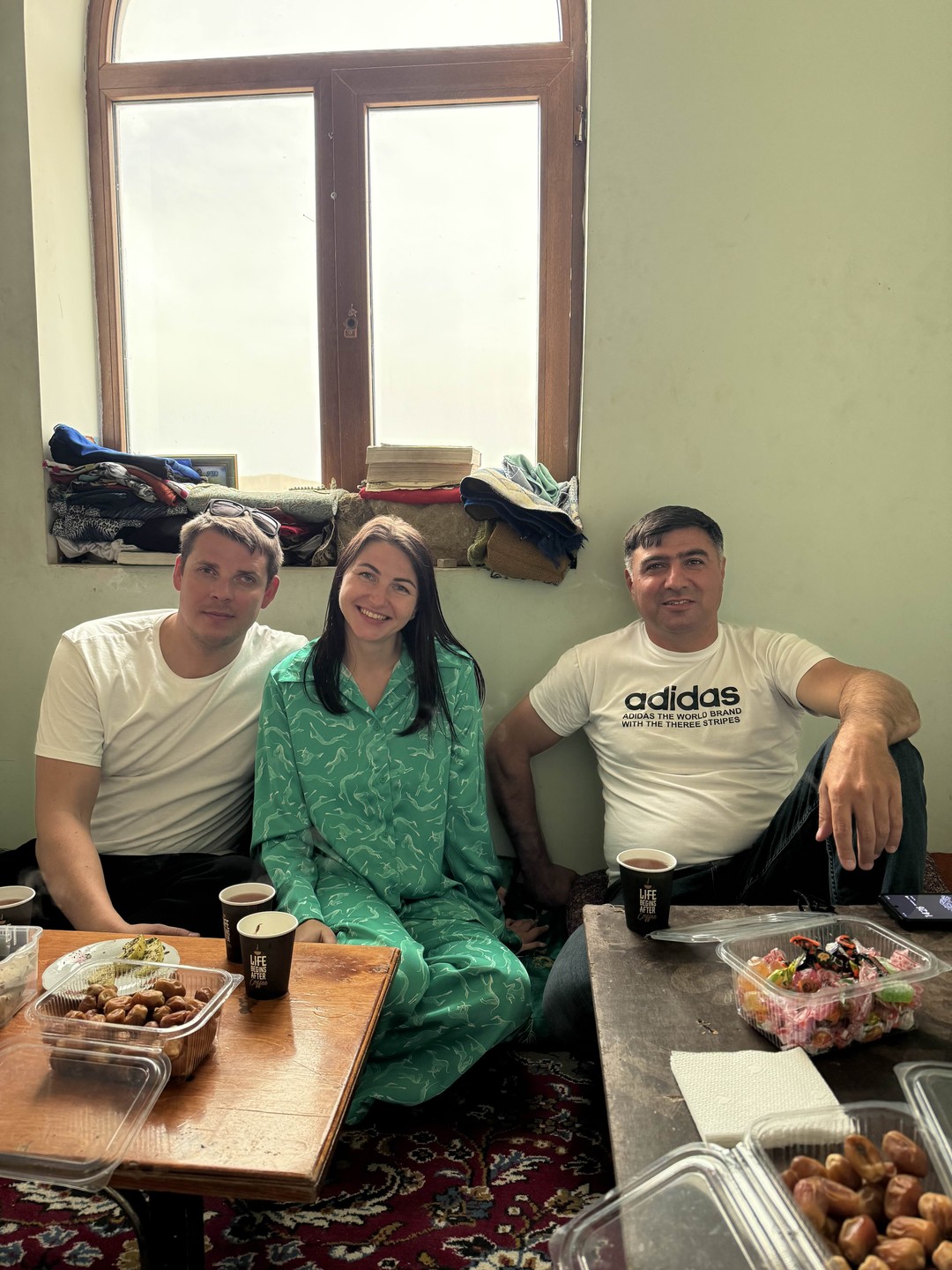 Только вернулись с экскурсии, нашим гидом был Анар. Для нас самое главное без напряга и так