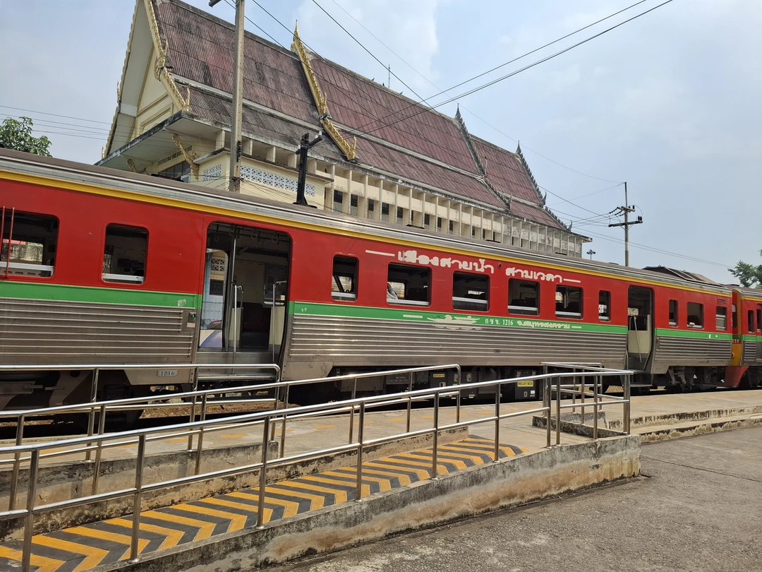 Мы вчера посетили экскурсию "Вокруг Бангкока". Были и поезда, и велорикши и туктуки и разные виды