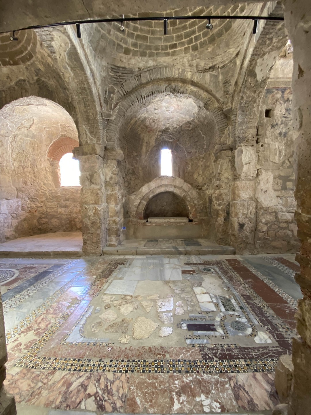 Знакомимся с Демре: храм Николая Чудотворца, гробницы и античный театр (Дмитрий)