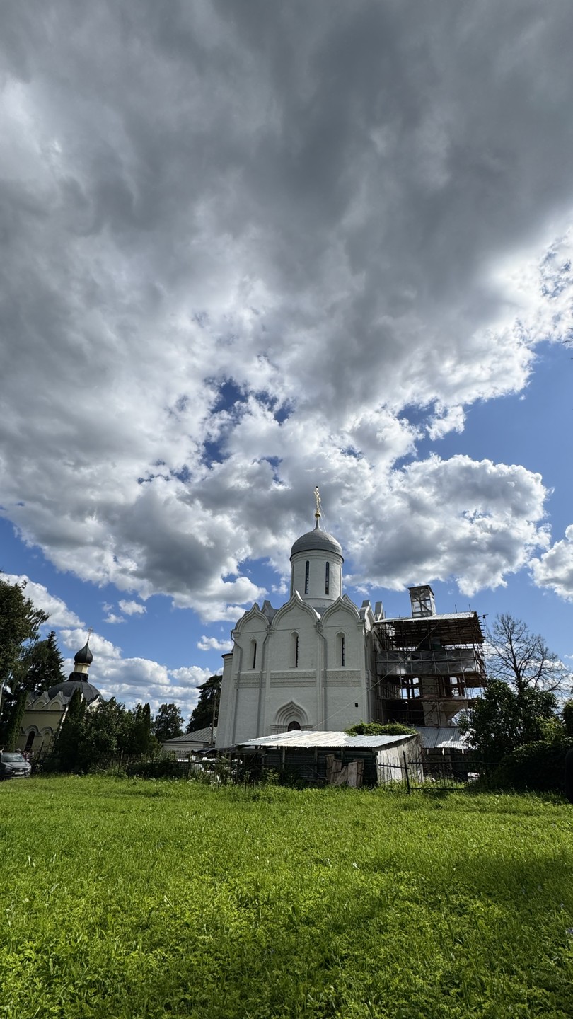 Благодарим за увлекательную экскурсию по Звенигороду. Анатолий очень структурировано и понятно рассказывал, отвечал на все возникающие