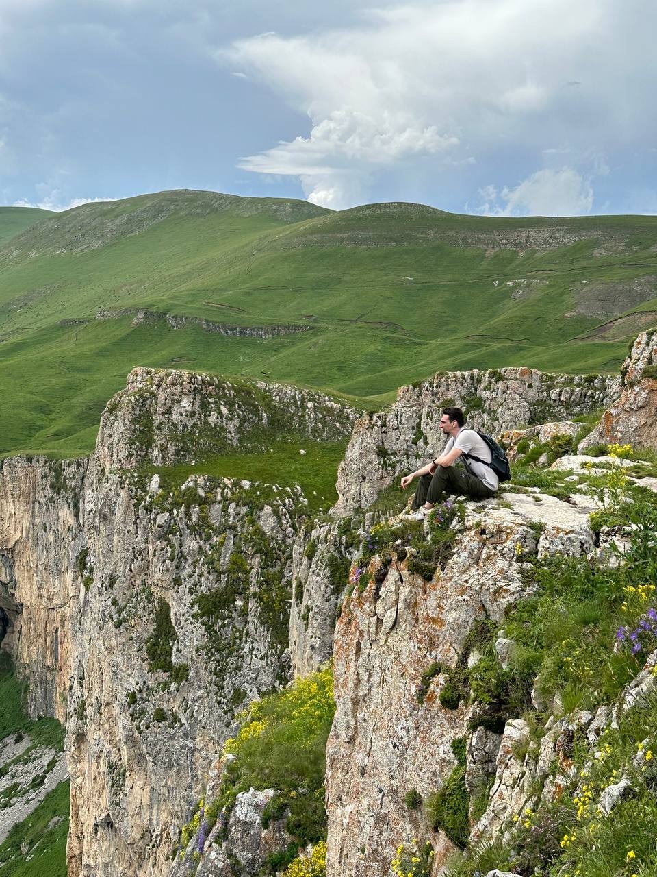 Озеро Севан и монастырь Севанаванк - это, конечно, непередаваемо, но все меркнет после посещение горы Димац.