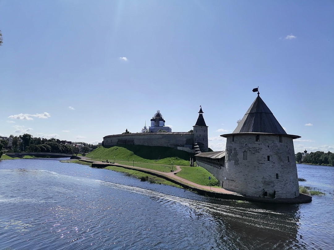 Огромное спасибо Юрию Николаевичу за необыкновенно интересную и насышенную экскурсию, наполненную историческими фактами, архитектурными знаниями. Очень