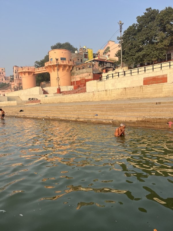 Артемий прекрасный рассказчик, владеющий большими знаниями о городе, о религиях, о истории. Живет и учится в