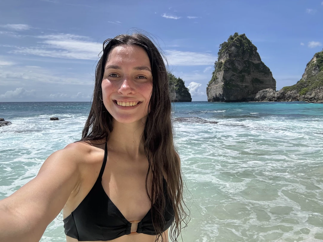 Виды очень красивые. Поболтали с гидом, структурного рассказа не было, но развлекательный диалог был. На машине