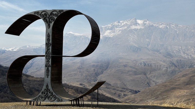 Очень душевный гид Тимур, комфортная поездка (и по локациям, и по самому вождению), интересный и полный