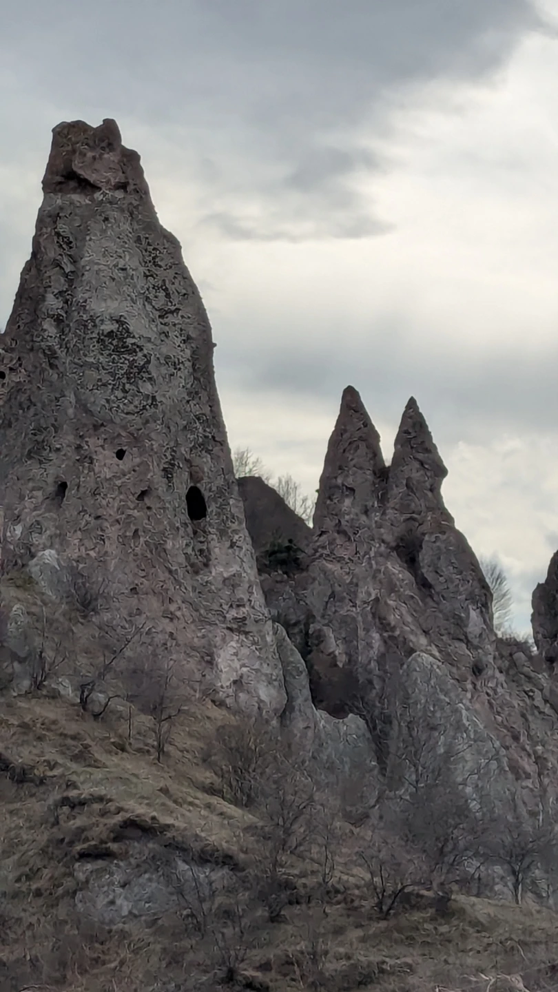 Юг Армении рекомендую обязательно к посещению дорога проходит через живописные места а ещё когда с вами