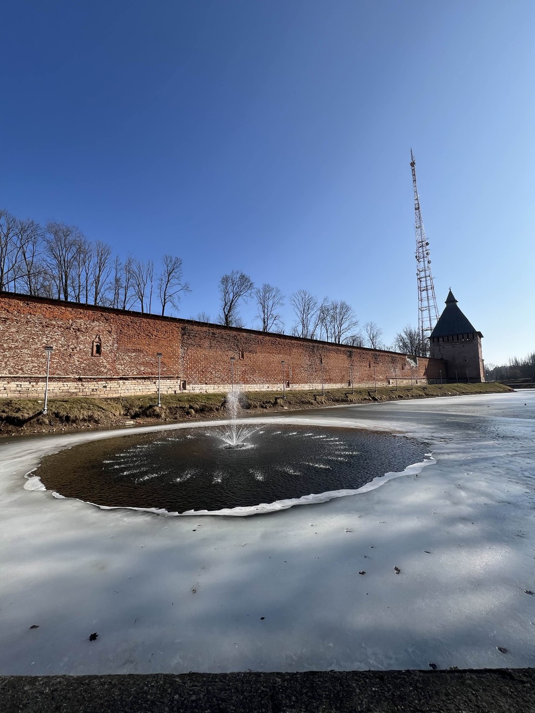 Благодарю, Вадима, за подробный рассказ, погружающий в вековую историю Смоленска! Он великолепный рассказчик, увлеченно и непринужденно