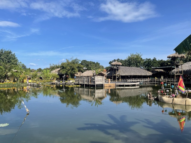 Посещали экскурсию с буддистском храмом на горе и вьетнамской деревушкой. Интересные и красивые локации особенно храм