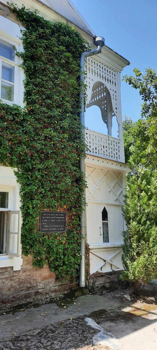 К осмотру представлено сочетание культурных и природных достопримечательностей окрестностей Геленджика. Скала Парус, к сожалению, практически недоступна