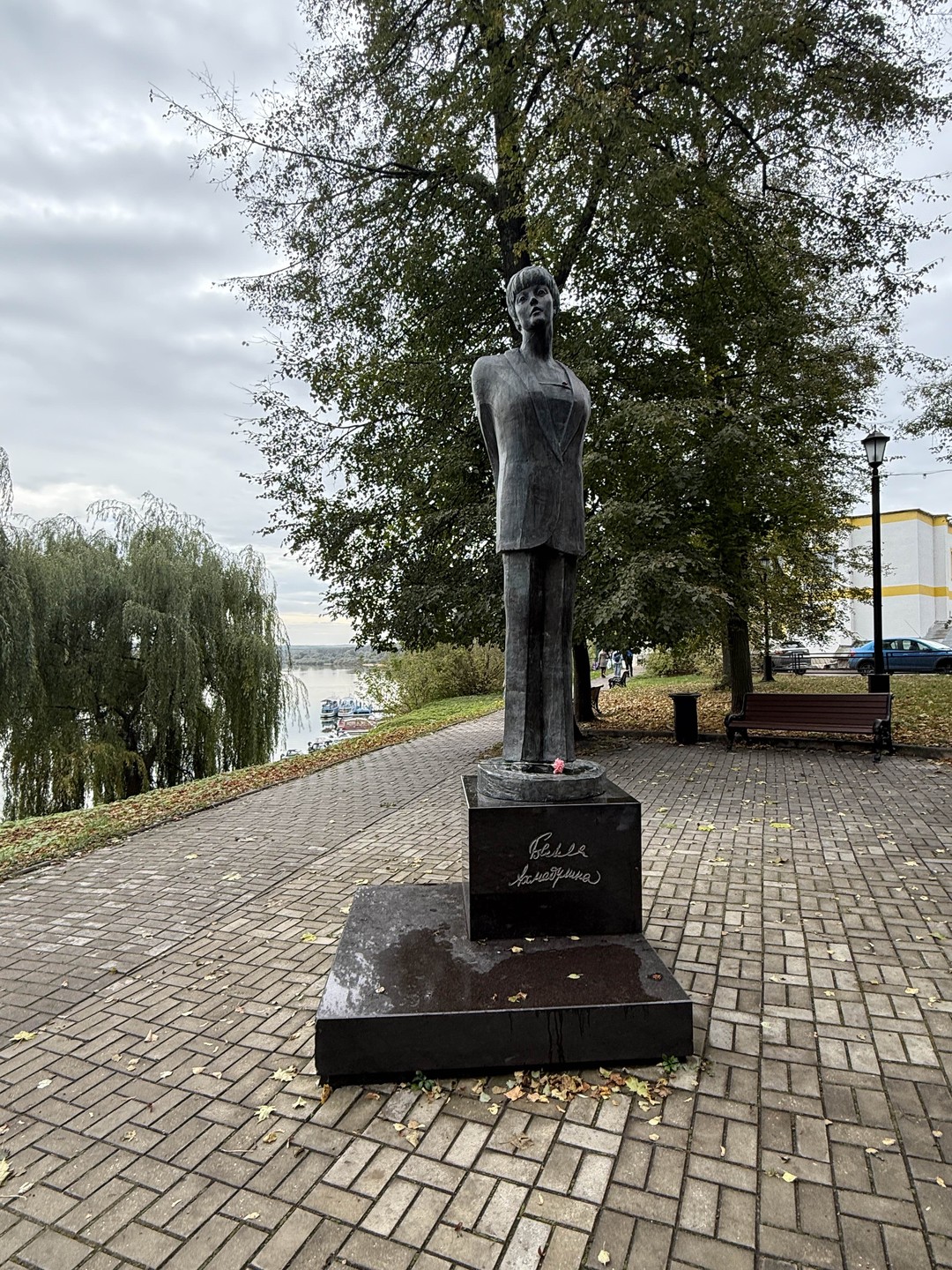 Приятный гид, очаровательная девушка, подробно рассказала обо всех известных писателях, поэтах и знаменитостях, связанных с Тарусой