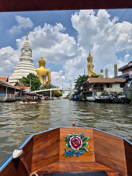Спасибо огромное Яне за экскурсию! Побывали в красивом комплексе храмов, прокатались на лодочке, прогулялись по необычной
