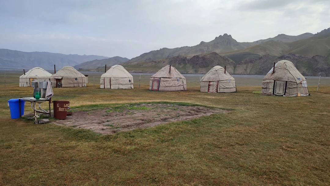 Фантастическая поездка, природа невероятной красоты, однозначно стоит ночи в дороге. Ранним утром мы приехали в юрточный