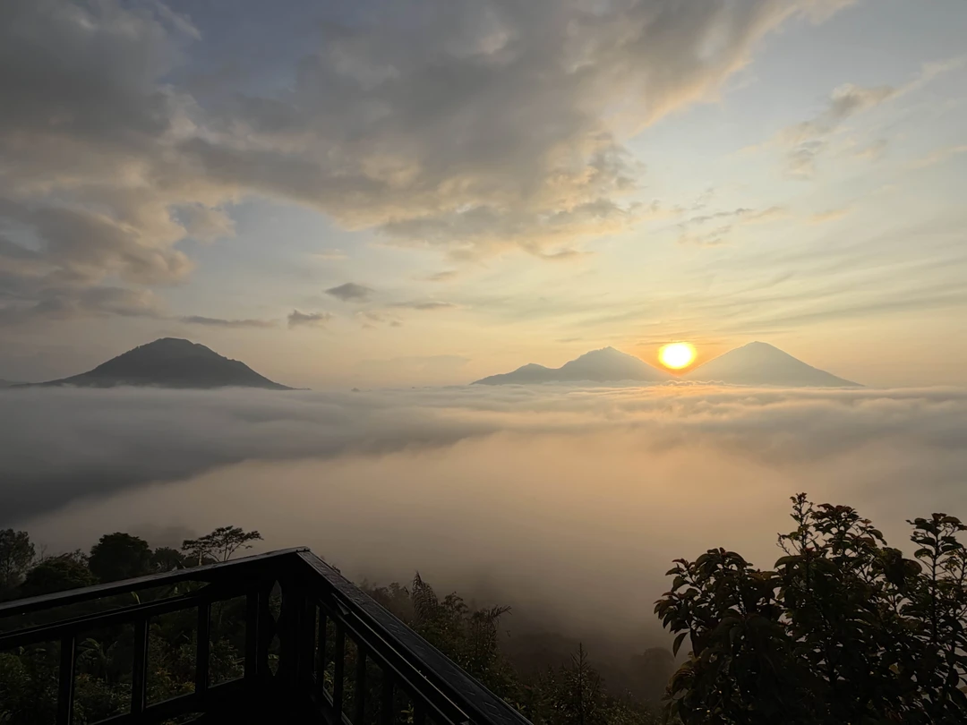 Самая главная цель экскурсии достигнута - рассвет над вулканами и подъем на вулкан Батур