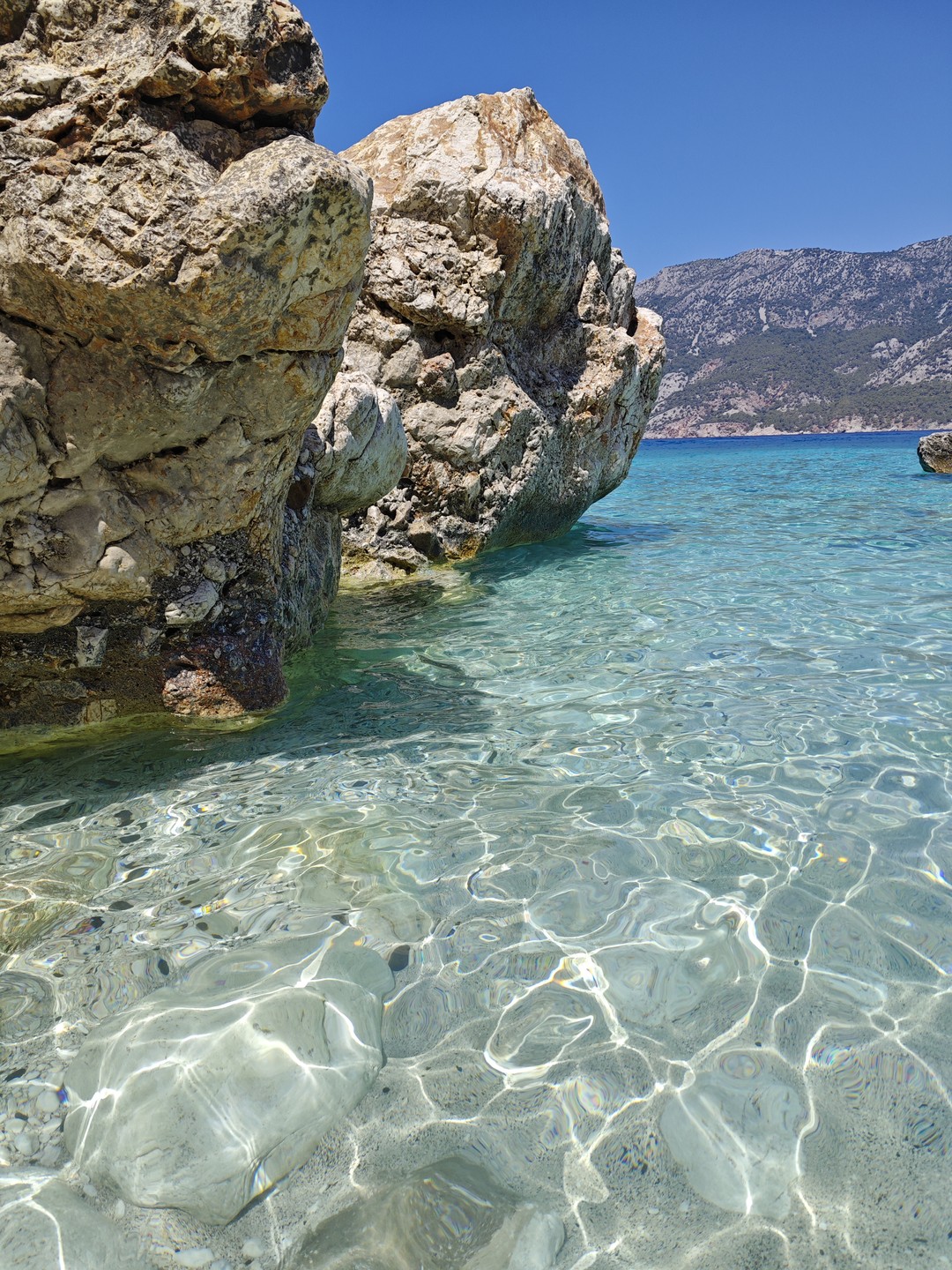 Всем привет! Если желаете побалдеть в лазурных морях - можете брать смело) Обед вкусный, всё классно)