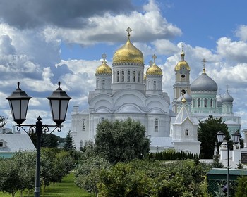 Знакомство с Дивеевским женским монастырём, Святая канавка, участие в службах по желанию