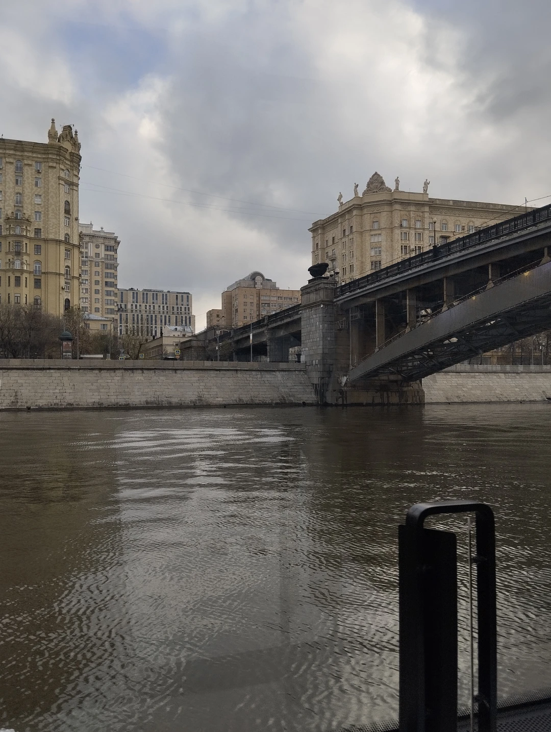 1 ноября я посетила данную экскурсию на речном электросудне. Я в восторге!!! Когда намечала себе экскурсию, она должна была удовлетворить моим