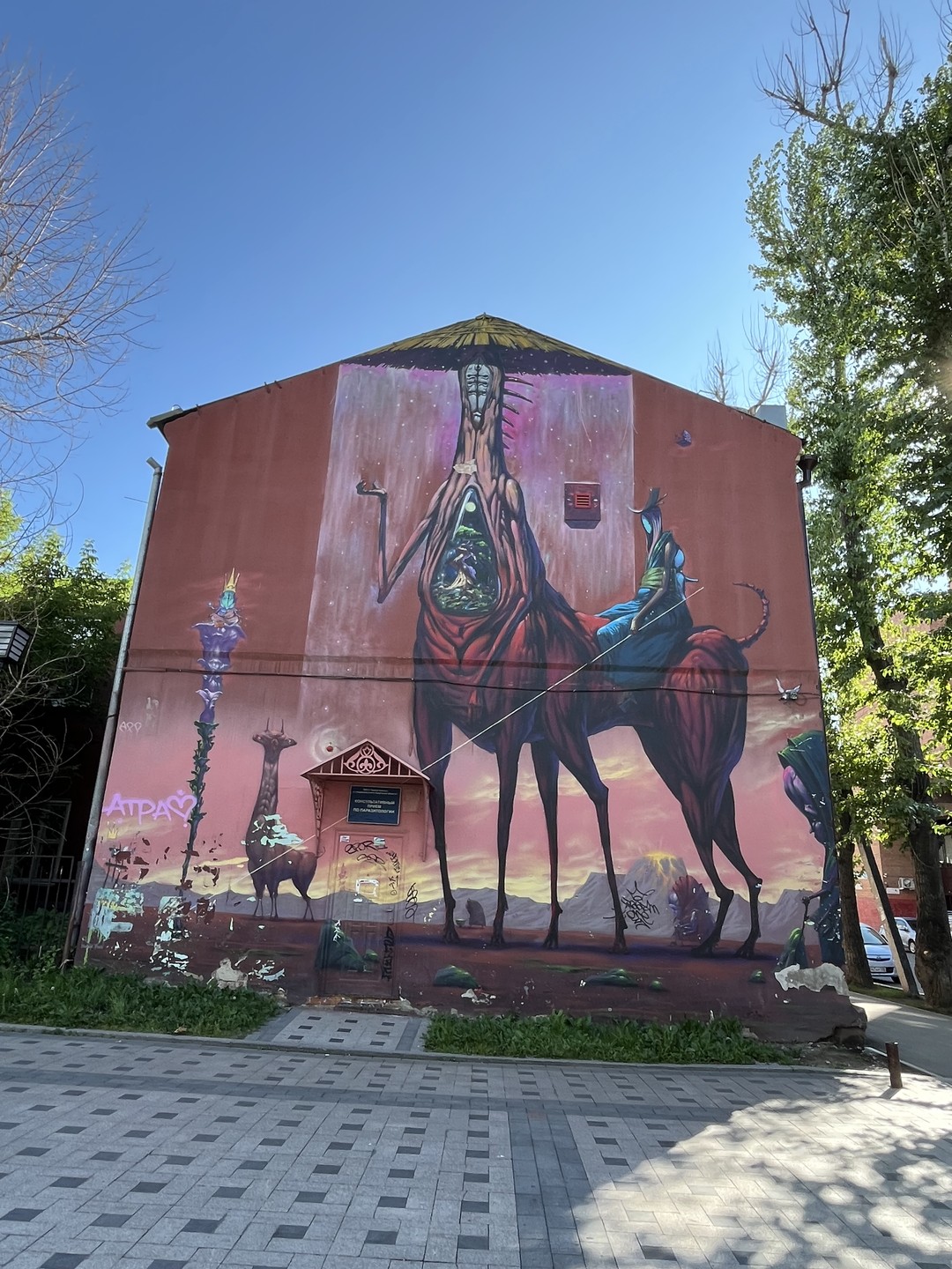 Спасибо Сергею за прекрасную прогулку по городу! 3 часа пролетели незаметно. Даже дети отметили легкость подачи
