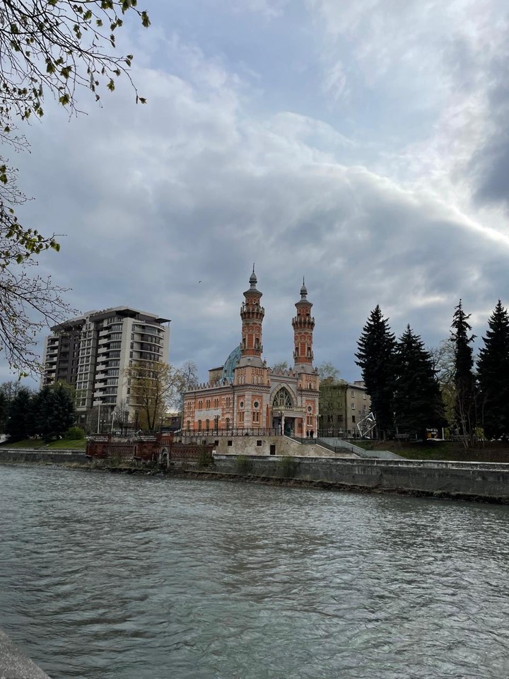 Приезжали семьей во Владикавказ в середине апреля. Обзорную экскурсию нам проводил Тимур. Очень интересный, эрудированный рассказчик