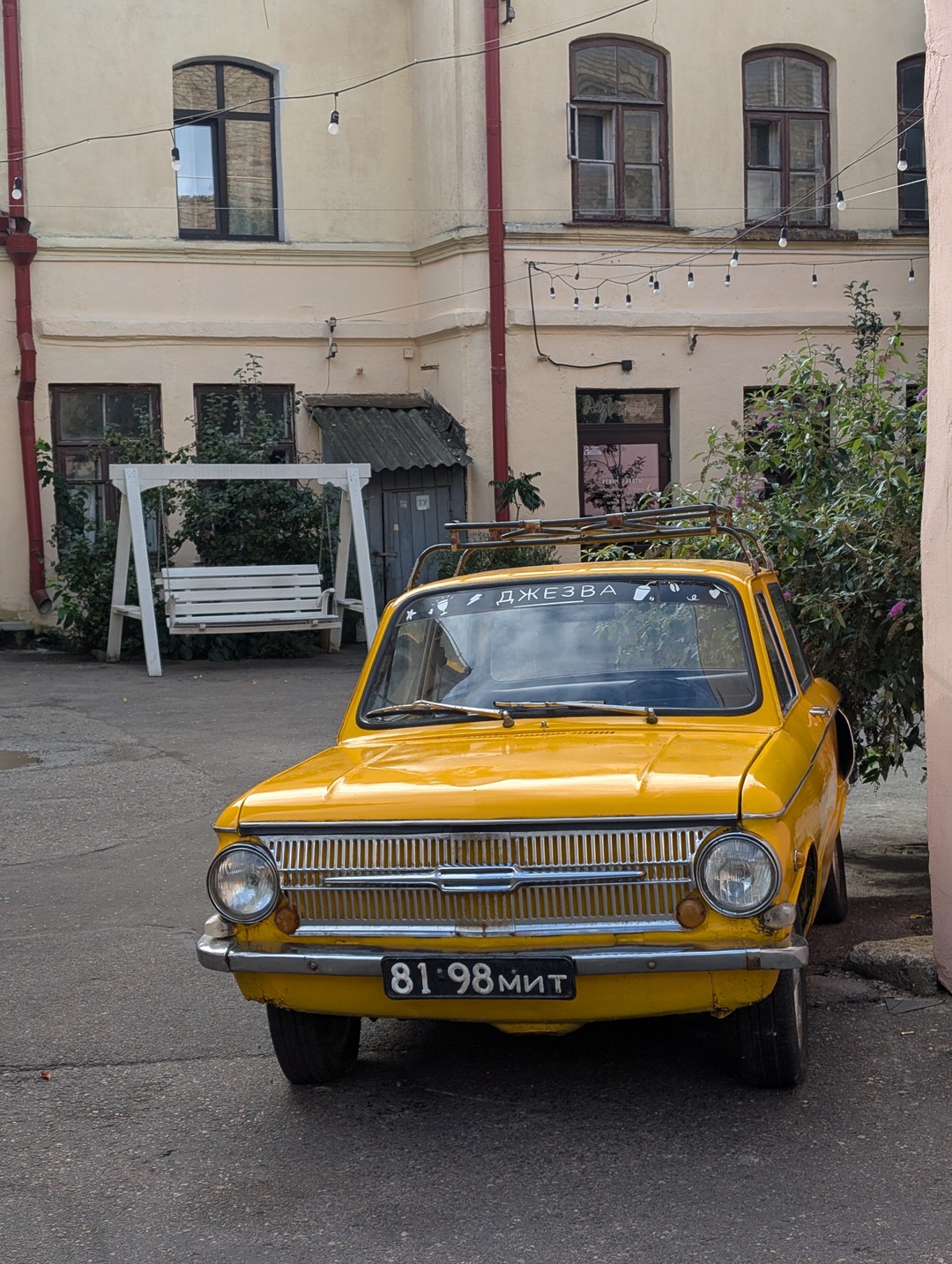 Пешая авторская экскурсия расскажет вам о места связанных с именем Владимира Высоцкого: гостиница "Неман", в которой