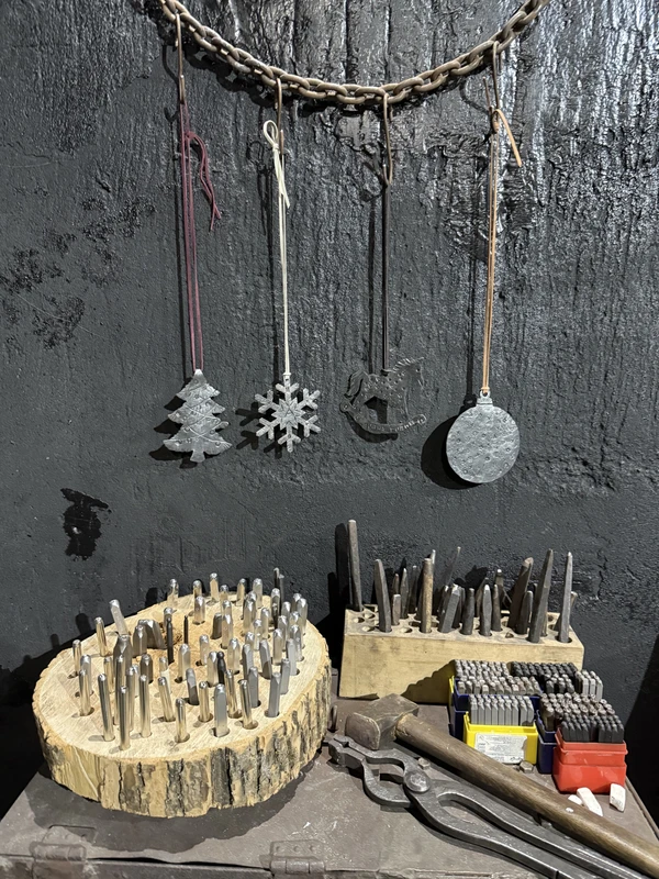 Семейный новогодний мастер-класс в ярославской кузнице (5+)