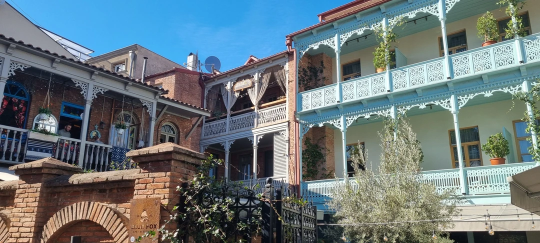 В Тбилиси есть особенная прелесть… (Роман)