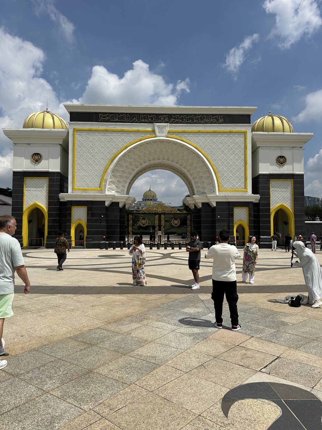 5.08 были на экскурсии Великолепный Куала Лумпур и пещеры Бату, потрясены, удивлены этой страной, этим городом!