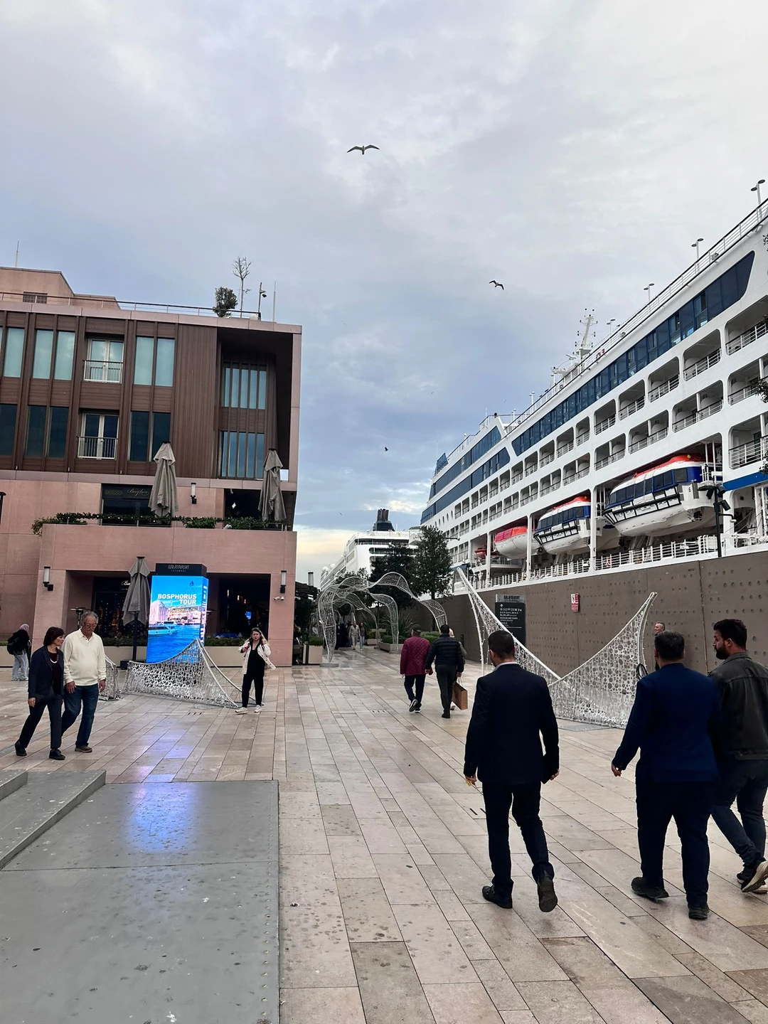 Прошла сегодня 3-часовую пешеходную экскурсию по историческому полуострову Стамбула и современной части города — очень понравилось!