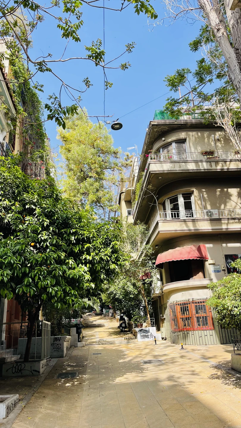 Экскурсия Ольги стала одним из самых ярких впечатлений от Афин. Нетривиальная тема, прогулка по нетуристическому пестрому