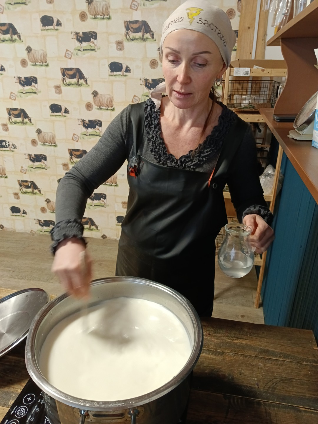 Были на мастер-классе 5 января. Были большой компанией и взрослые и дети подростки. Сначала дети отнеслись