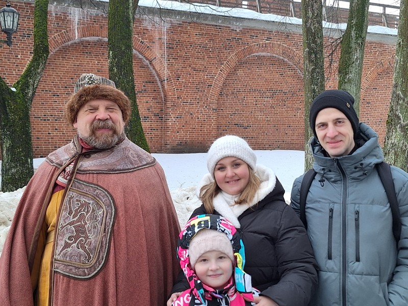 Это не просто экскурсия, а настоящее театрализованное путешествие во времени! В костюме новгородского купца нас встретил