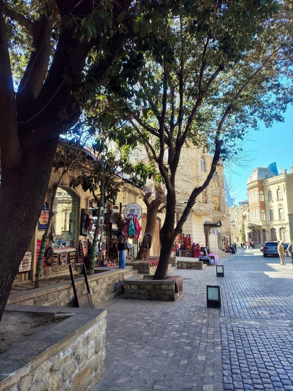 Отлично составленный маршрут. Вахид действительно отлично владеет информацией об истории города и страны в целом. Было