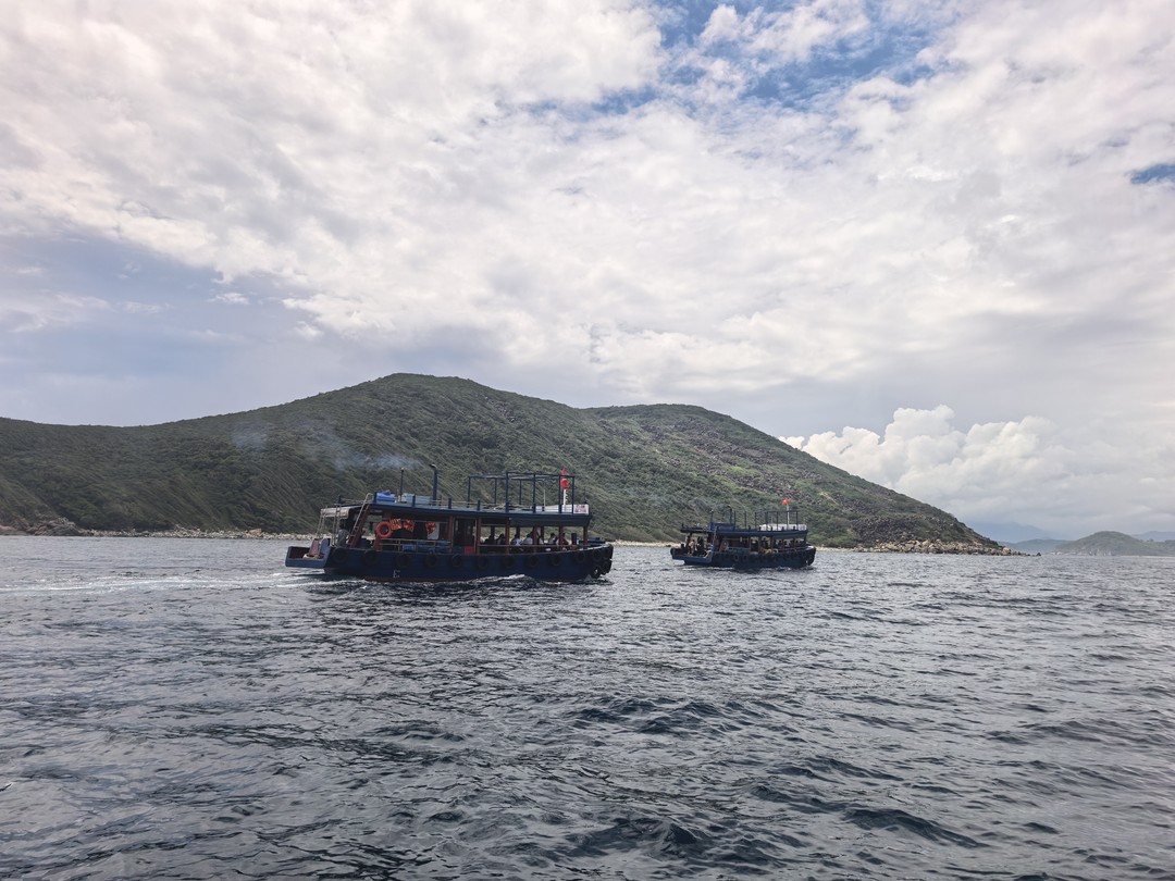 Забронировал через сайт путевку на снорклинг. Поехали всей семьей (дети 9 и 13 лет), нас забрали