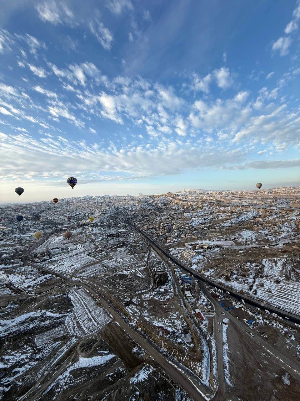 Полет на воздушном шаре над долинами Каппадокии — настоящее волшебство: рассвет, тишина и фантастические пейзажи. Отличная