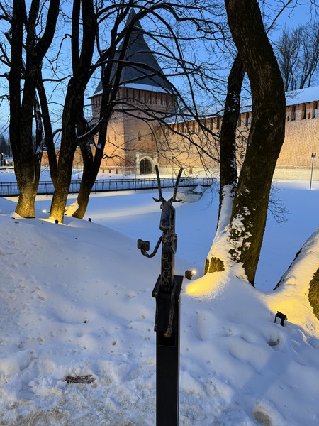 Мне повезло, Максим провел мне индивидуальную экскурсию. Прекрасный маршрут, тематика и рассказчик) Максим отлично знает историю