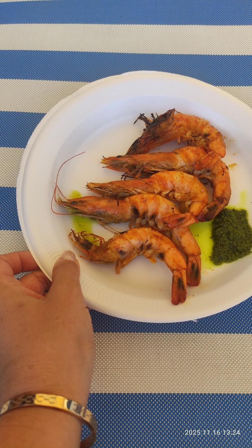 Отличная экскурсия. Море волшебное, границу прошли быстро. Группа была 46 чел, места на двухэтажной яхте хватило