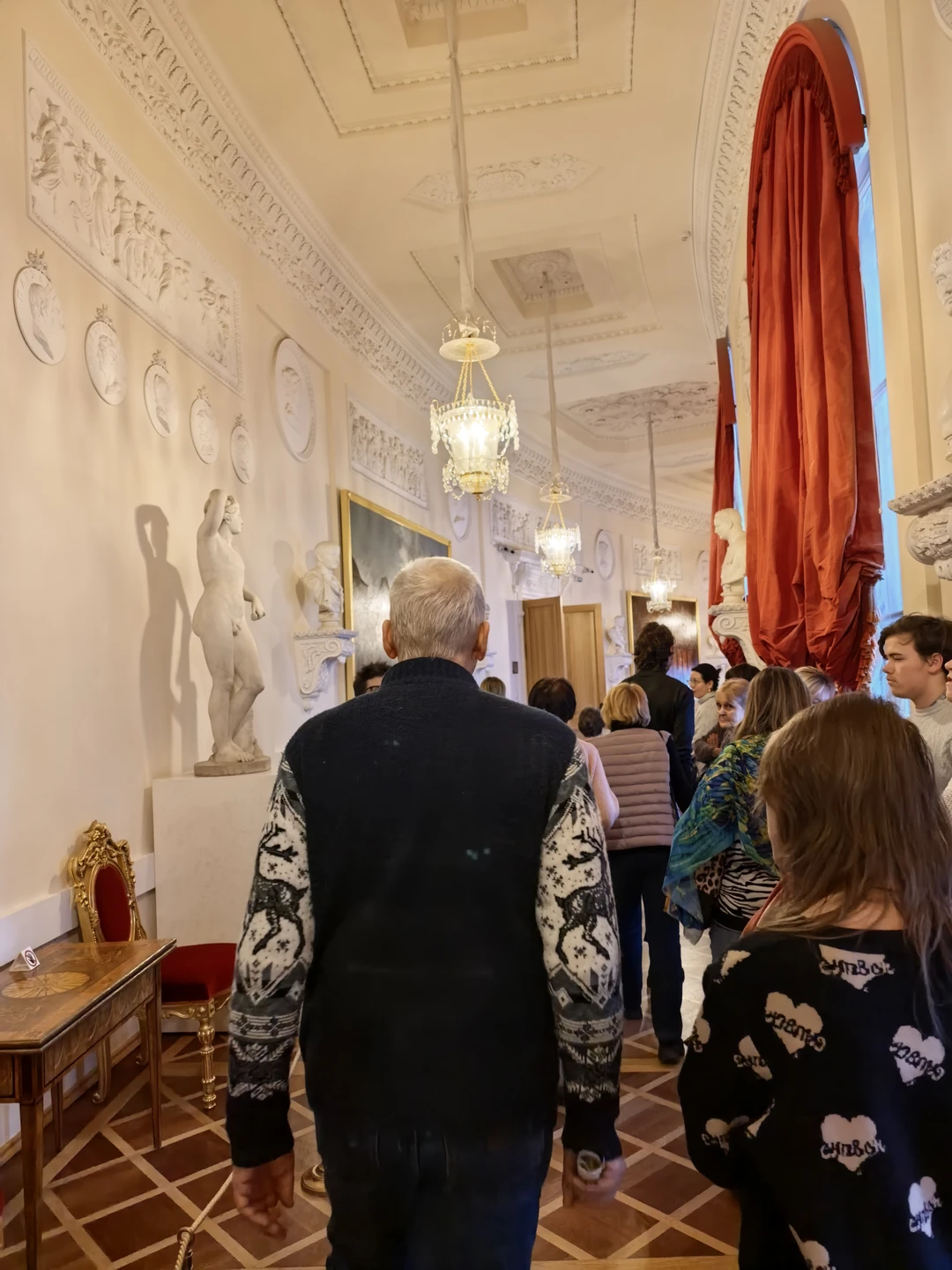 08.01. Я побывала на экскурсии в Гатчину, организованной Морской столицей. Начало экскурсии разочаровало. Ко времени начала