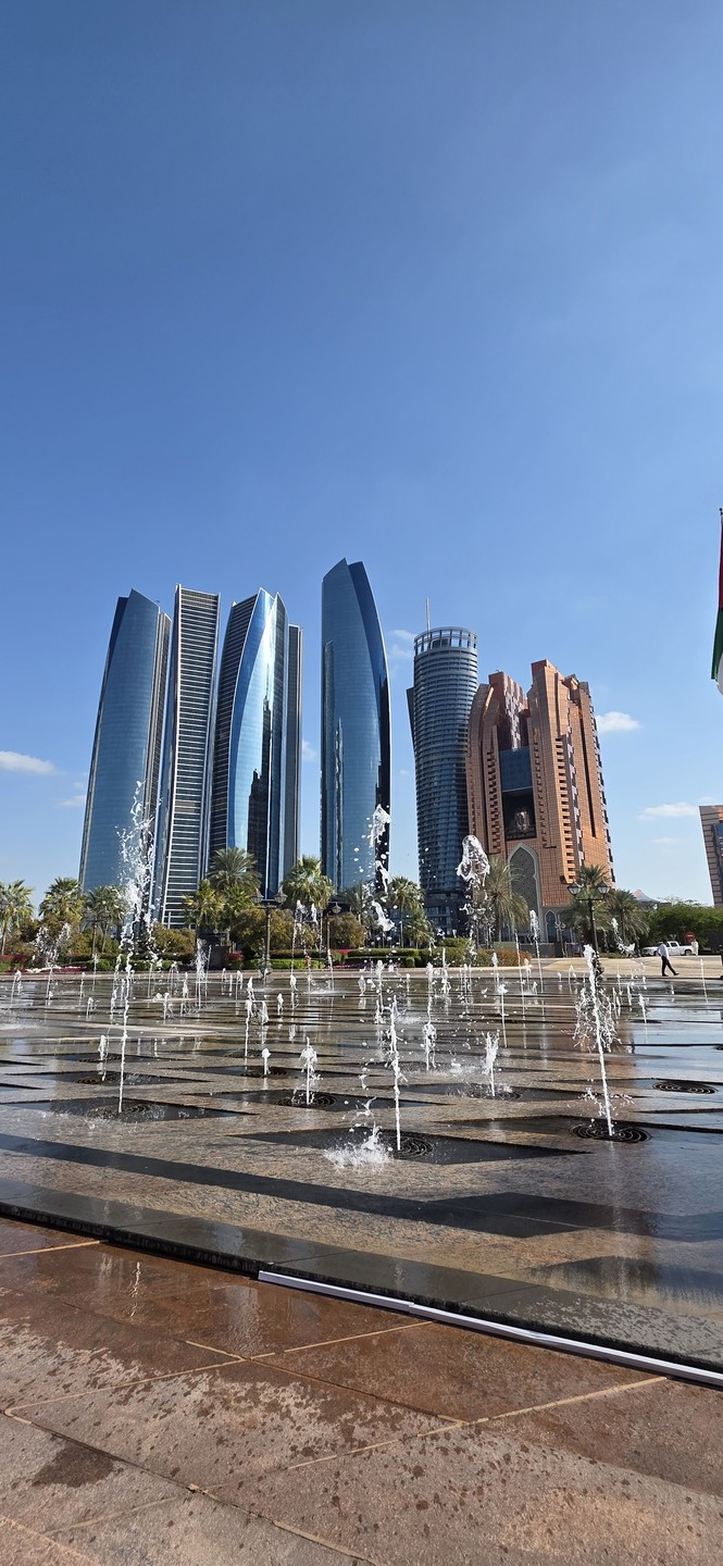 Поездка вчера в Абу-Даби из Дубая прошла восхитительно. Водитель-гид Умид прекрасно говорит по-русски, знает историю страны