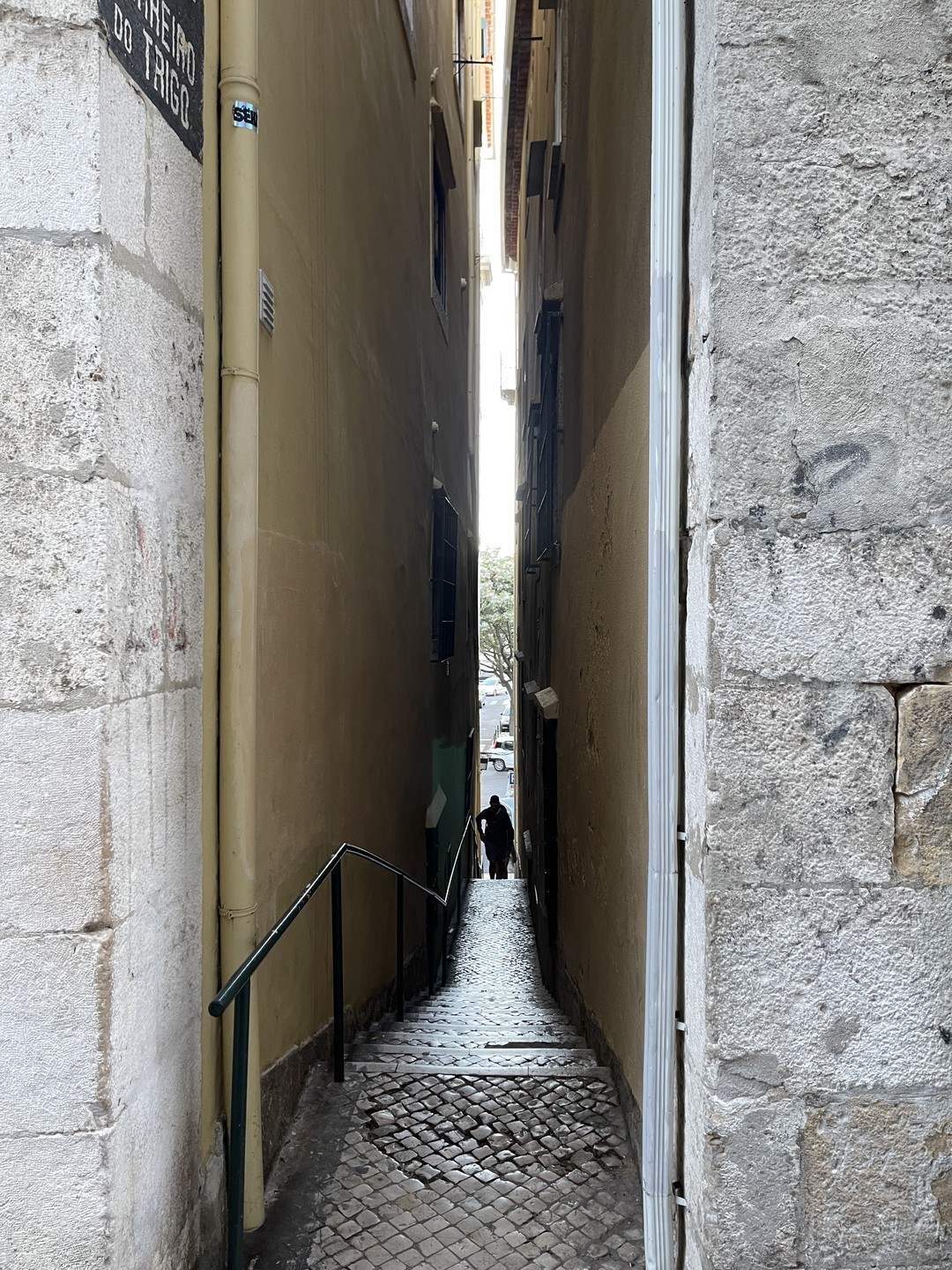 Юля просто молодец! Так спокойно, а главное просто, но обстоятельно рассказывала о Лиссабоне, что мы получили