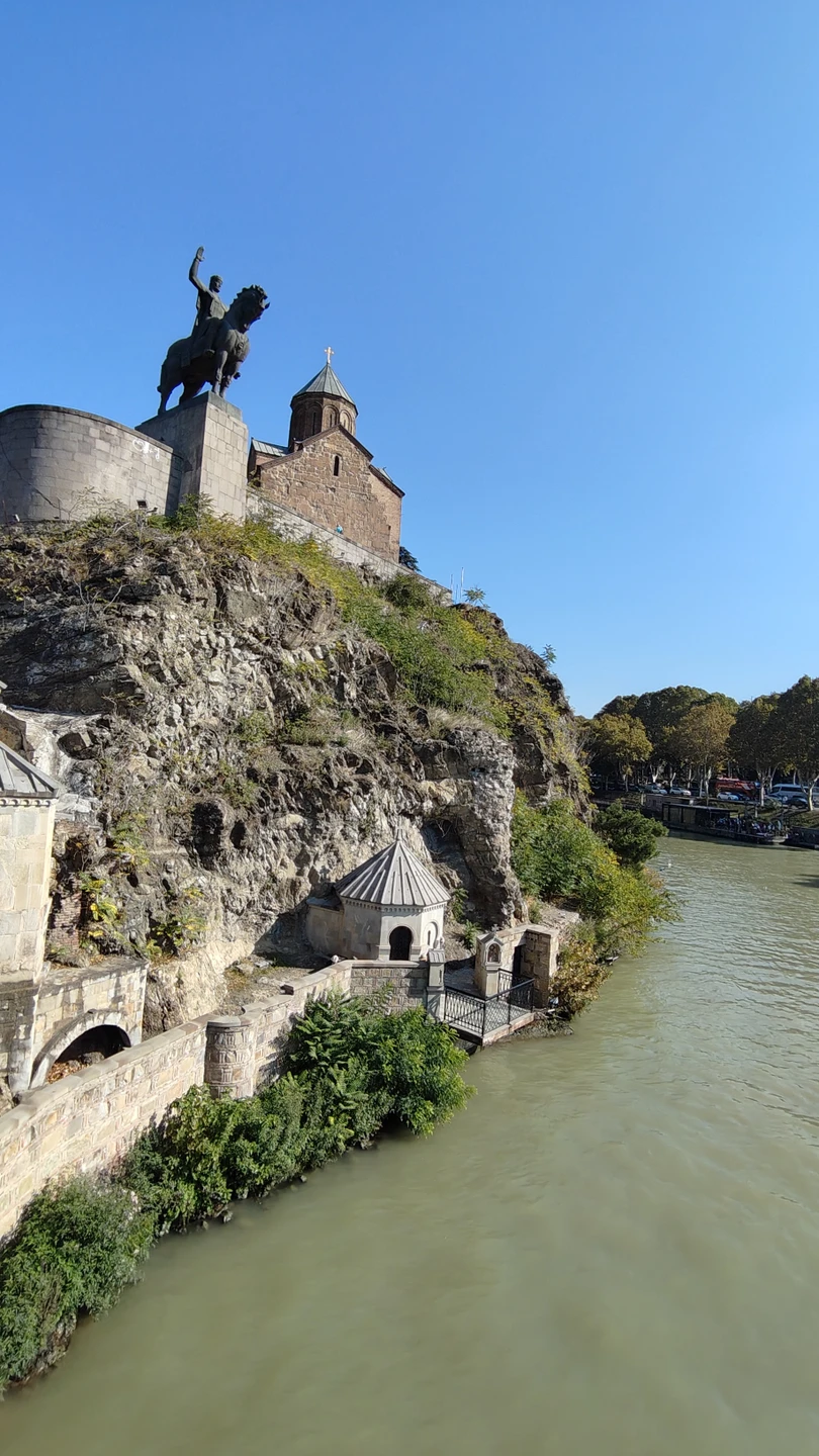 Поездка в Тбилиси оставила исключительно положительные эмоции. По пути мы узнали много интересного, как исторических фактов