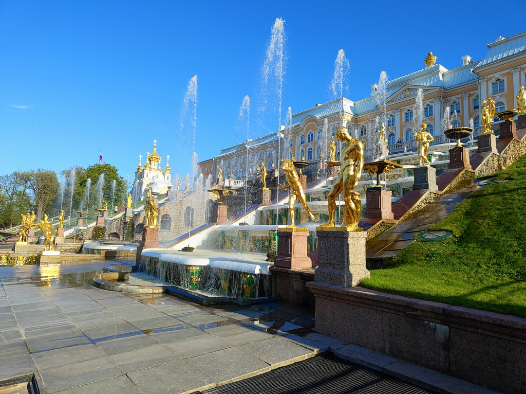 Из Санкт-Петербурга в Петергоф и Кронштадт: 2 города за 1 день (Екатерина)