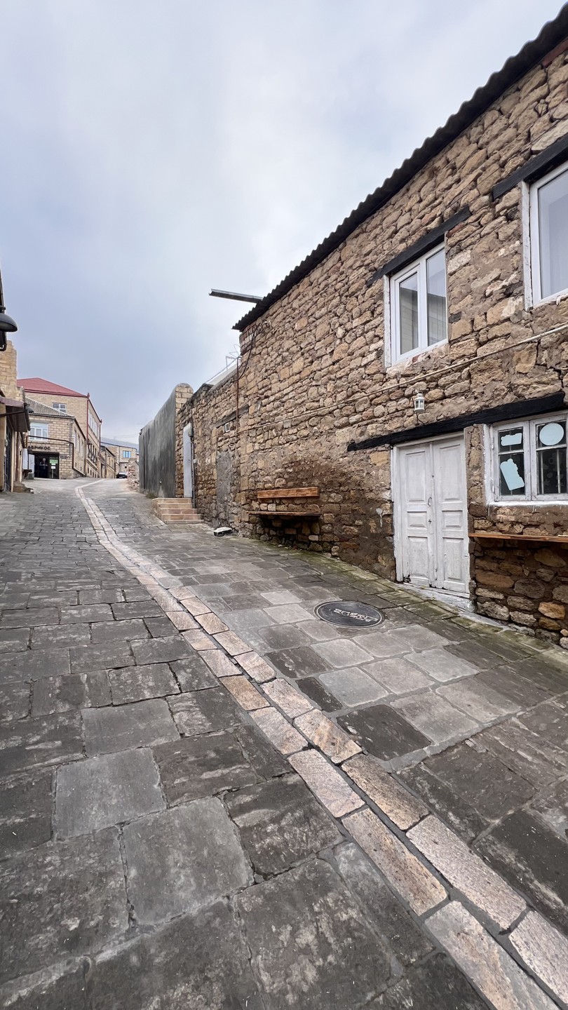 Ходили на экскурсию. В составе 2 взрослых и 2 ребенка (6 и 10 лет)