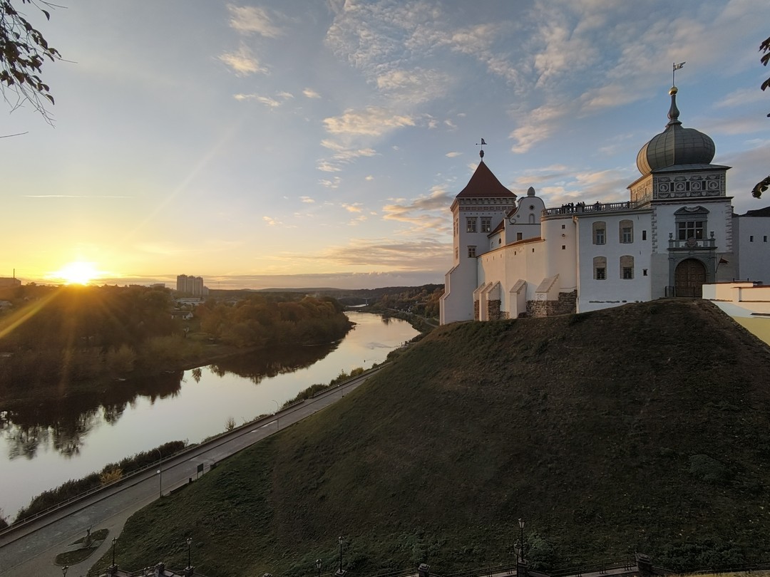 Наш гид украсил вечер в старинном городе содержательнейшей экскурсией. Обрушил на нас несколько пластов истории Гродно,
