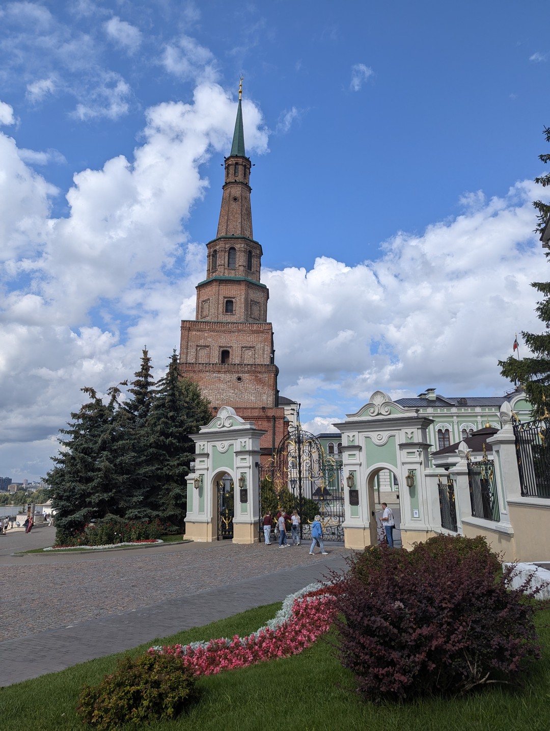 Руфат отлично справился с задачей ознакомить с местными красотами впервые прибывших в Казань! Хороший рассказчик, внимательный