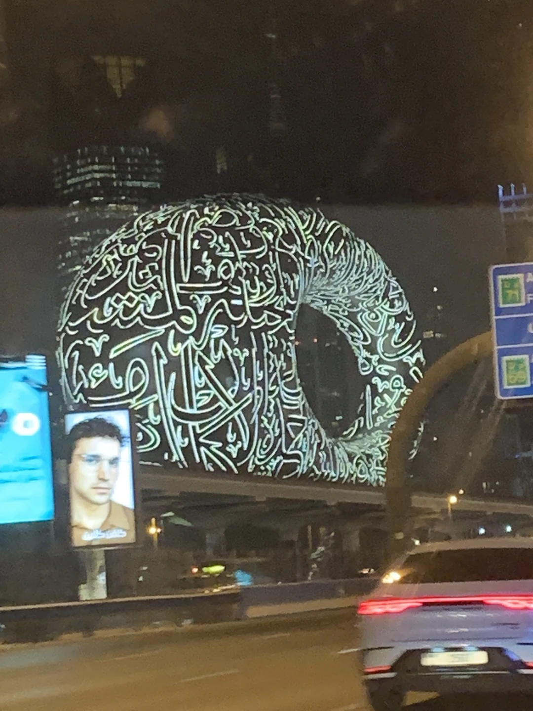 Отличный сервис, внимательный Дмитрий, по дороге рассказал историю ОАЭ, провез по интересным местам Дубая