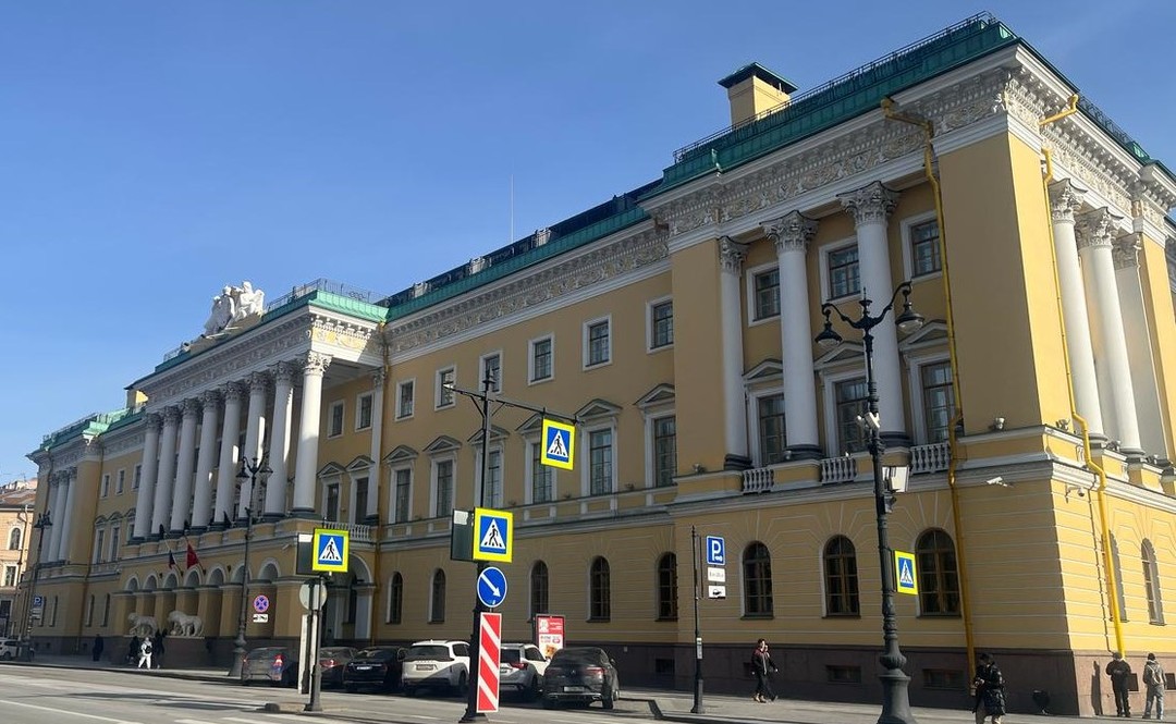 Владимир отличный рассказчик! Увлекает гостей Петербурга с самой первой минутой своего повествования. Материал излагает отлично. Способен
