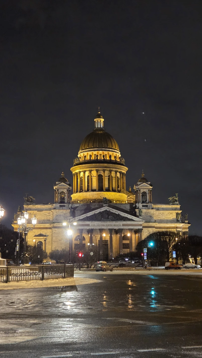 Никогда не видела Питер таким спокойным и пустынным. Очень атмосферно и здорово получилось. Спасибо!
